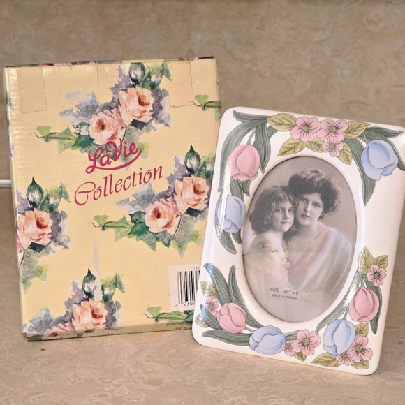 La Vie Other - Vintage LaVie Collection Porcelain Floral Frame